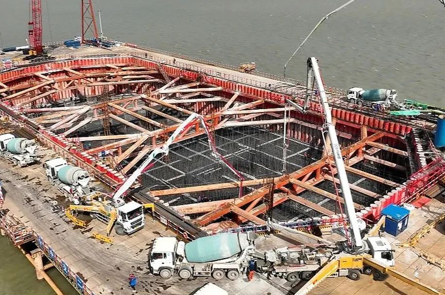 徐工泵車再筑“世界之最”張靖皋長江大橋！