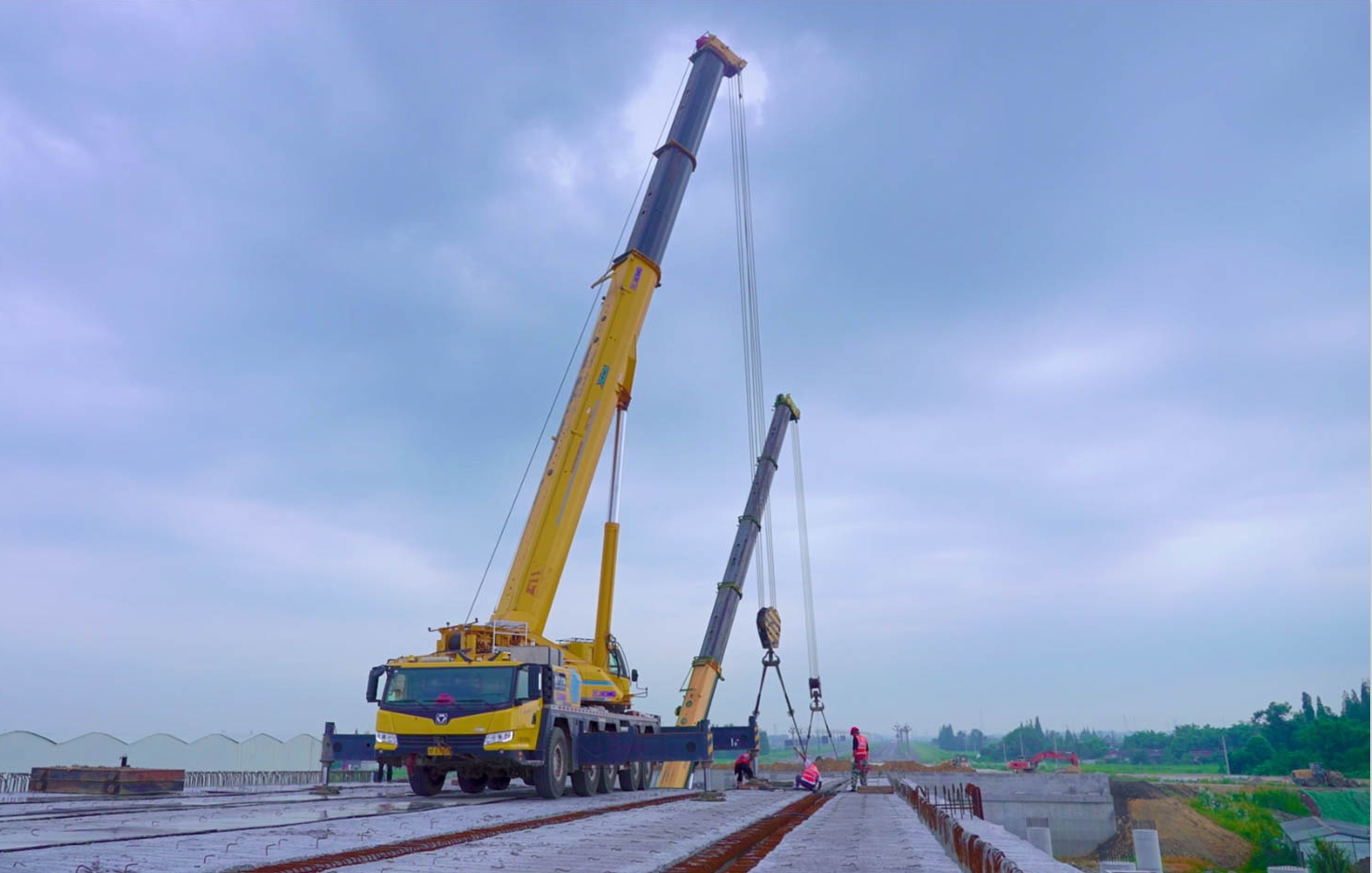 空中對飛接力！徐工三款百噸級聯(lián)袂抬吊！