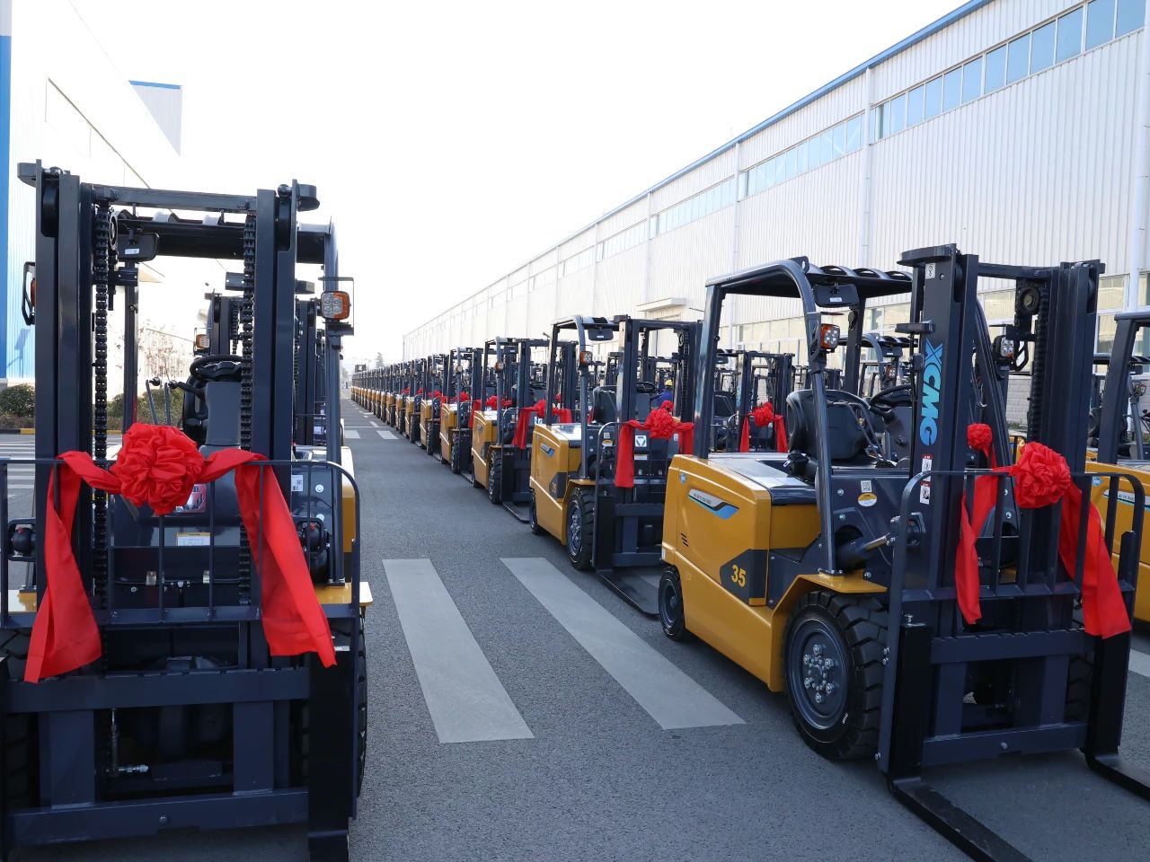 又是百余臺！徐工“鯤鵬”叉車批量交車