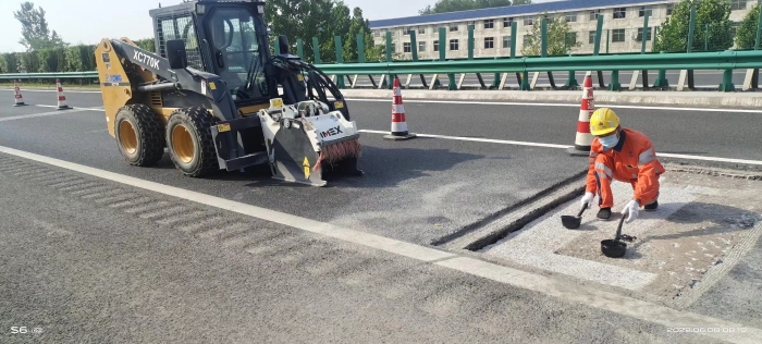 徐工滑移裝載機助力高速公路修復(fù)