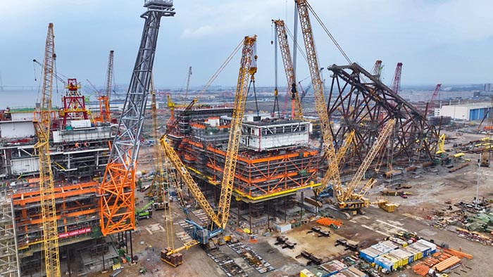 【全球之履】總重37000噸！徐工履帶兄弟團助力大型深水導管架建設