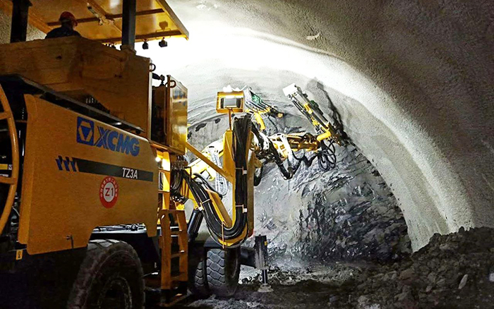 打通天險，徐工鑿巖臺車開進“地質(zhì)博物館”