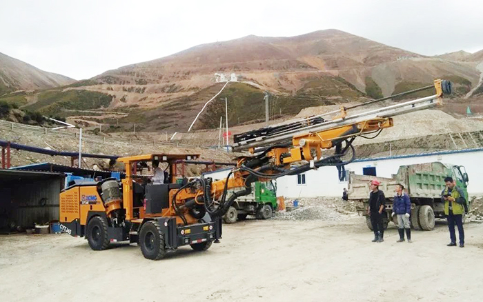 鐵礦開采，徐工礦用液壓掘進鉆車先入為主！