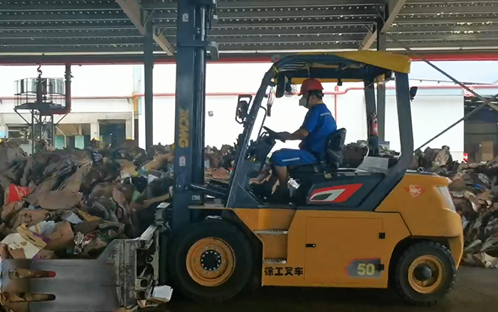 有實力！徐工孔雀電動叉車強勢入駐造紙行業(yè)
