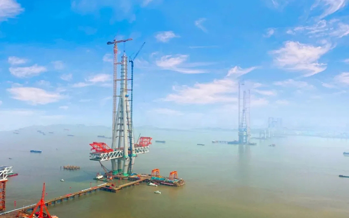 徐工建設！世界最高橋塔常泰長江大橋主塔順利封頂！