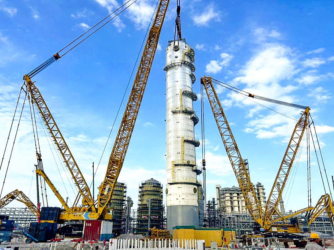 雙機聯(lián)動！徐工履帶起重機助力全國丙烯腈行業(yè)“最大最重單體設備”成功就位