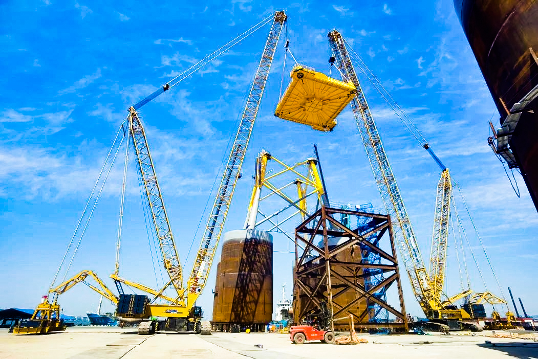 總重1972噸！徐工XGC12000助力大型導管架總組順利吊裝