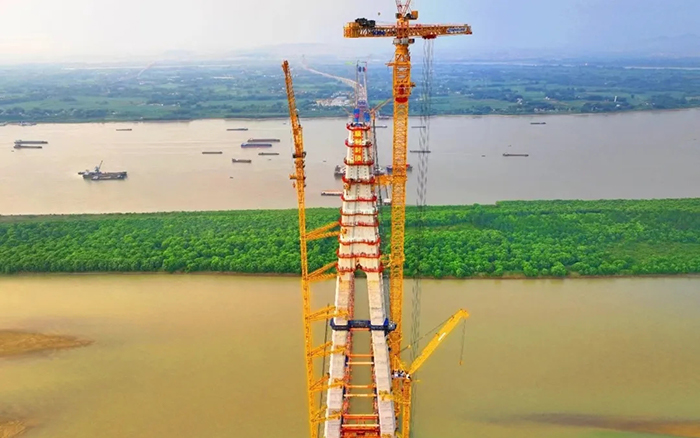 308米！徐工塔機助力世界最大跨度三塔斜拉橋喜封金頂