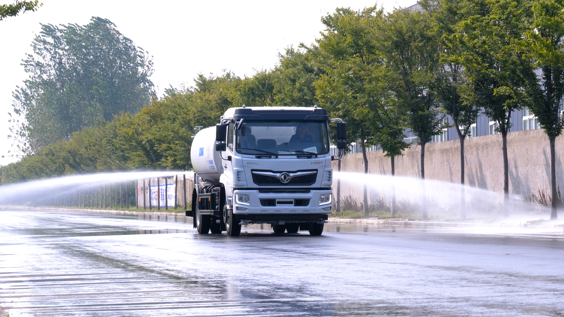 泰酷辣！徐工助力湖北天門(mén)城市綠化