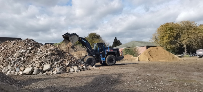 揚綠非洲，徐工XC975-EV砂場工況顯身手