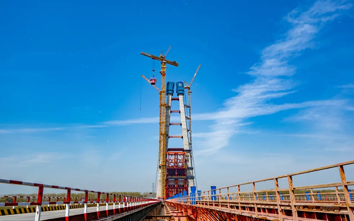 全球最大塔機亮相央視！徐工助力馬鞍山長江大橋主塔吊裝
