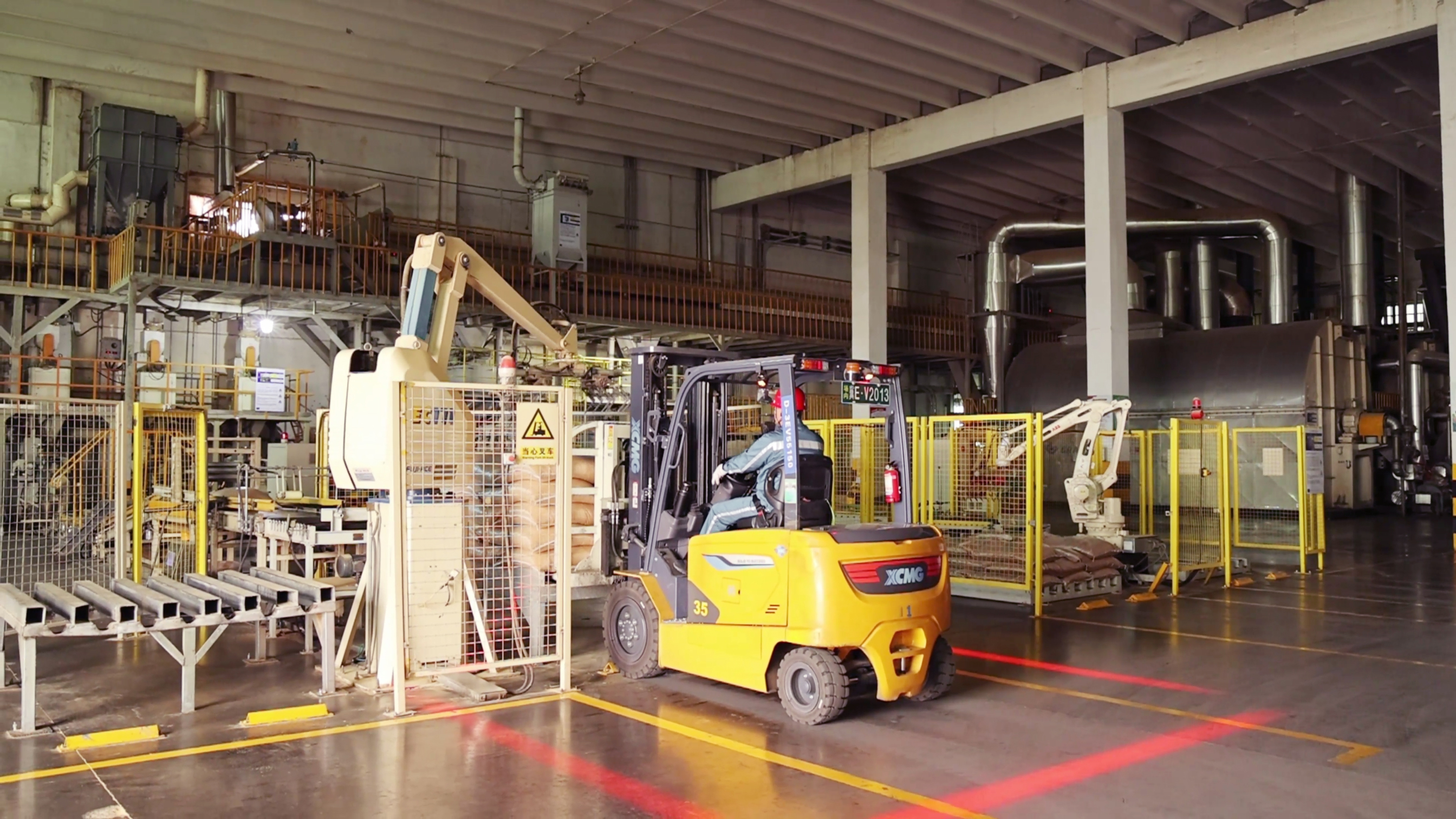 徐工鯤鵬系列新能源叉車，食品廠物料搬運新方案