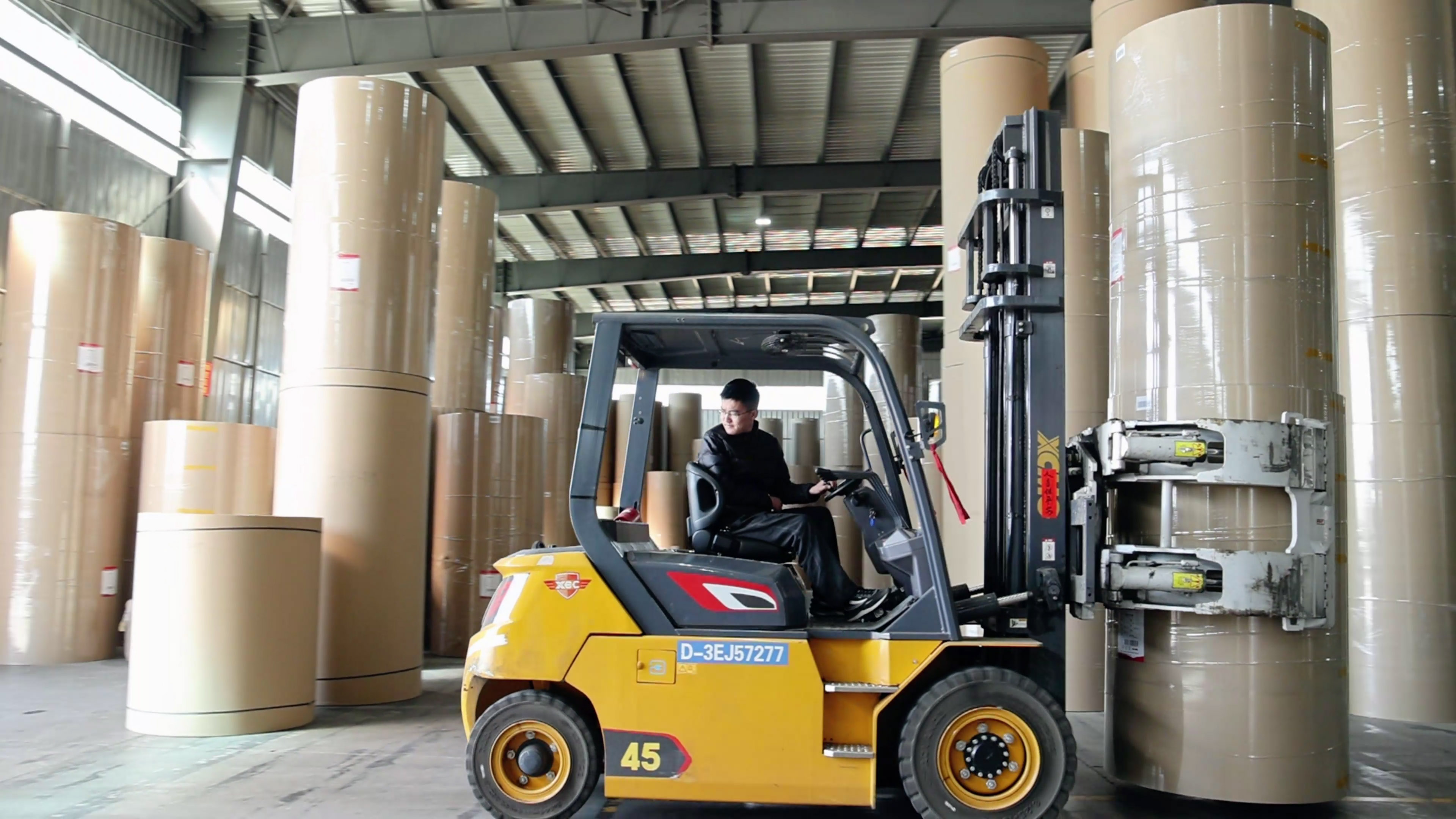 紙卷廠搬運利器，徐工孔雀系列高壓重載電動叉車