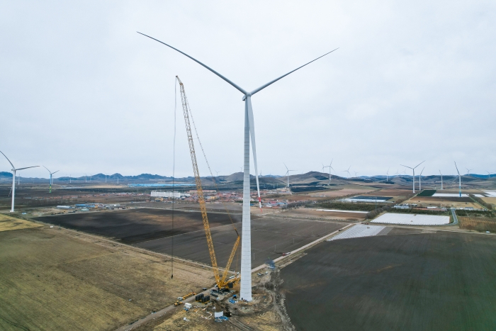 高空之巔，再鑄榮光！XLC18000M助力大型風電場首臺185米風機成功吊裝