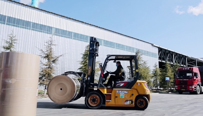 安全穩(wěn)如泰山，高效快人一步！徐工孔雀叉車造紙行業(yè)顯身手