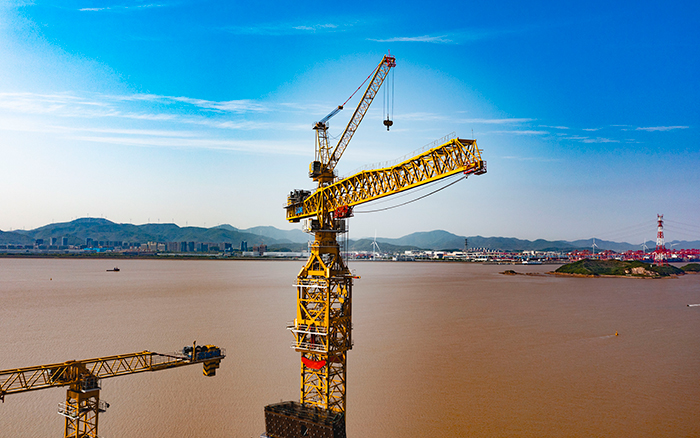 雙塔筑脊梁！徐工超大塔助建世界級大橋