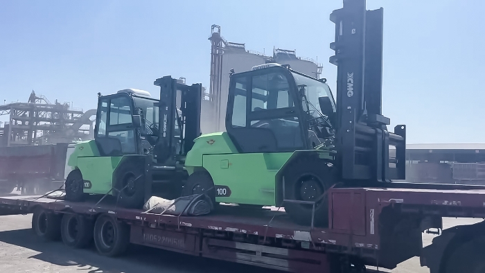 從室內(nèi)到室外，24小時不停歇！徐工孔雀叉車扎根新疆鋼材廠