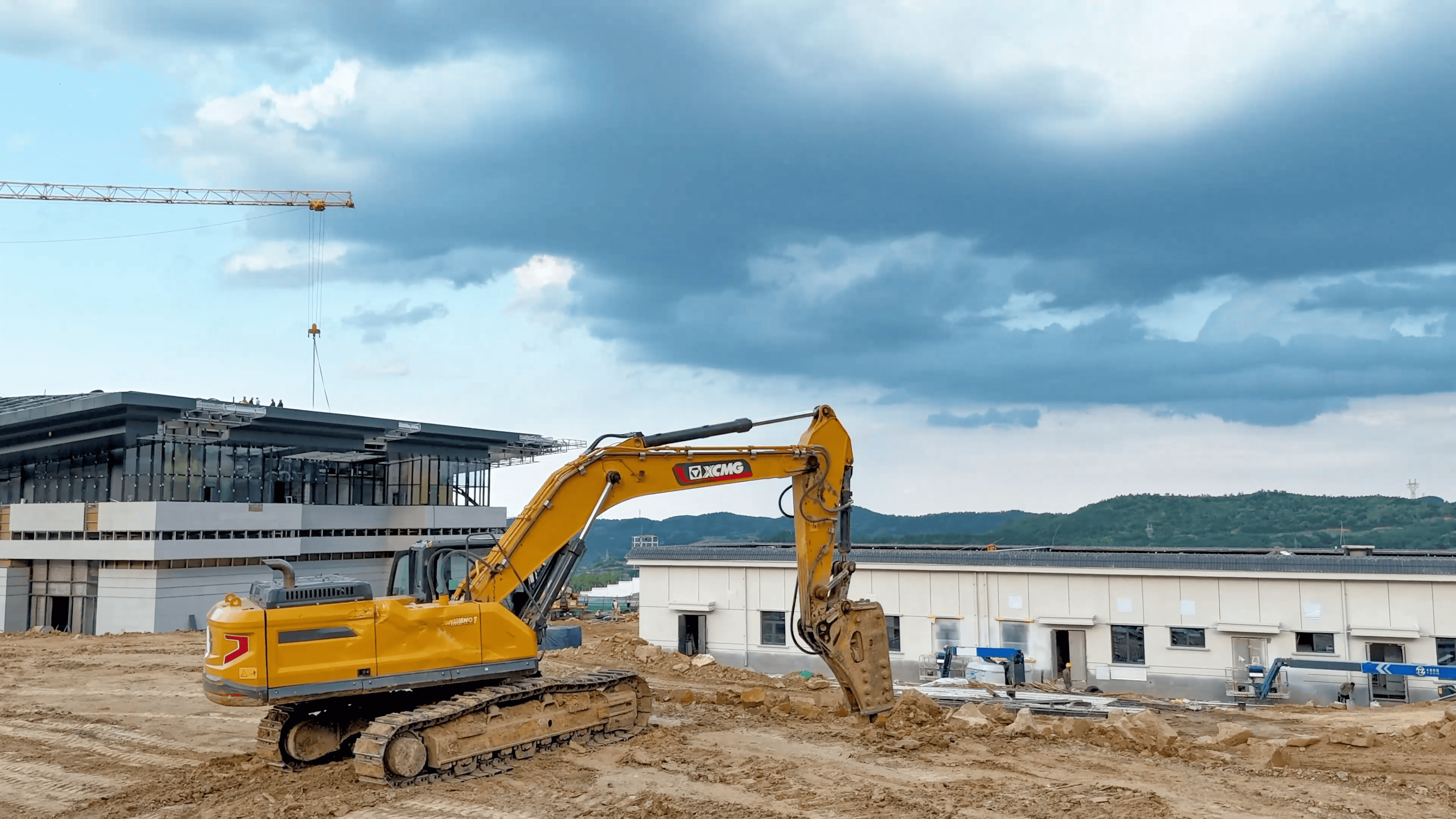破塬開路！徐工挖機助力宜君高鐵樞紐建設(shè)