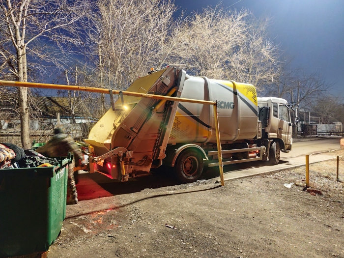 徐工后裝壓縮式垃圾車(chē)助力阿斯塔納：高效環(huán)保，助力城市清潔