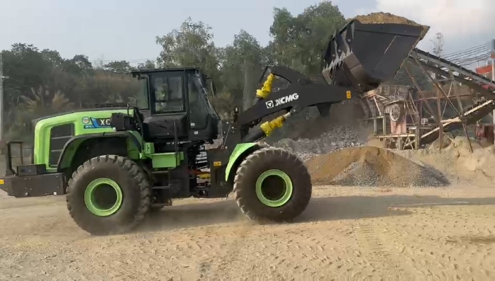 徐工純電動(dòng)裝載機(jī)助力越南砂石料場(chǎng)，開啟綠色施工新紀(jì)元