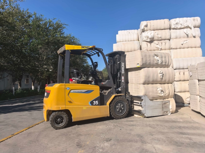 徐工鯤鵬電動叉車，賦能西北棉花產(chǎn)業(yè)高效運轉(zhuǎn)