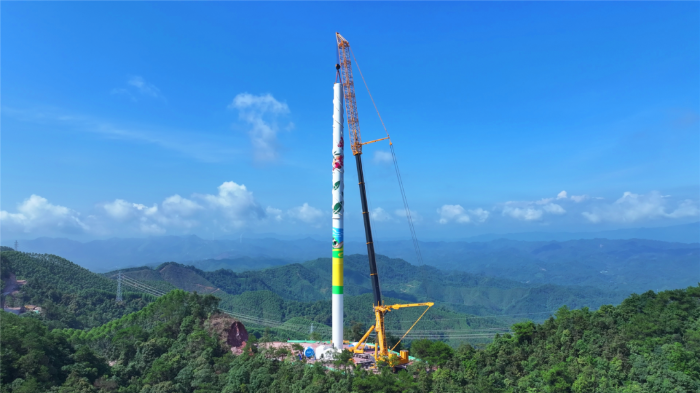 402噸重載轉場！全球第一吊“輕松駕馭”崎嶇山路