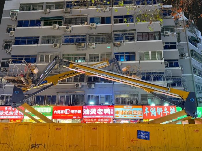 穿街過巷的“改造藝術(shù)家”！徐工電動(dòng)直臂高空作業(yè)平臺(tái)精準(zhǔn)施技豐儲(chǔ)街改造