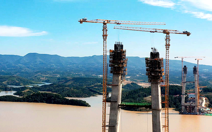 創(chuàng)造多項“世界之最”徐工金”助力丹江口水庫特大橋建設