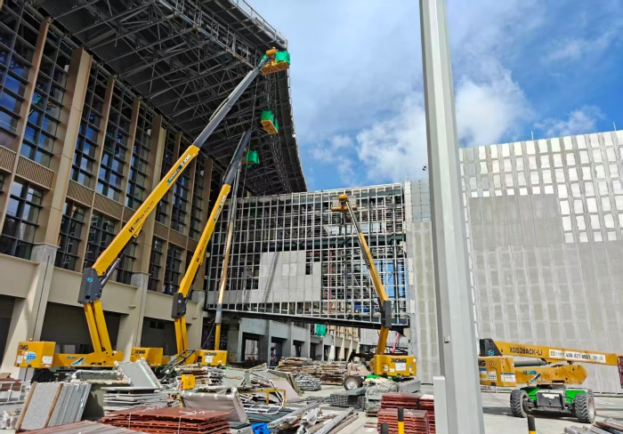 聯(lián)合作戰(zhàn)！徐工鋰電高機(jī)編隊(duì)亮相三亞機(jī)場(chǎng)