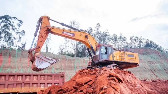 創(chuàng)新工藝破解施工難題 徐工大挖助力樂山園區(qū)高效建設(shè)