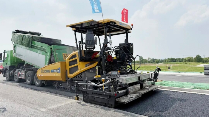 瀝青智造再升級！無人攤鋪技術(shù)助力常熟昆承路瀝青路面智能建造