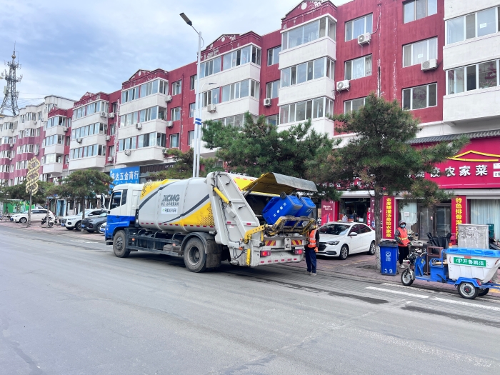 徐工18噸后裝壓縮式垃圾車(chē)在內(nèi)蒙通遼市進(jìn)行垃圾收轉(zhuǎn)運(yùn)作業(yè)