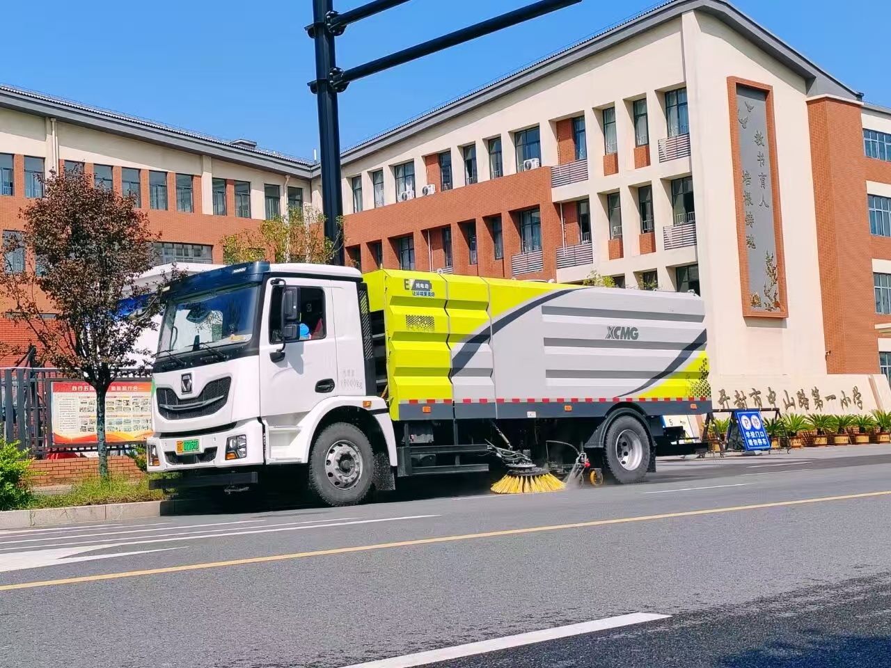 徐工洗掃車(chē)“硬核出擊”，開(kāi)封中山路煥新升級(jí)