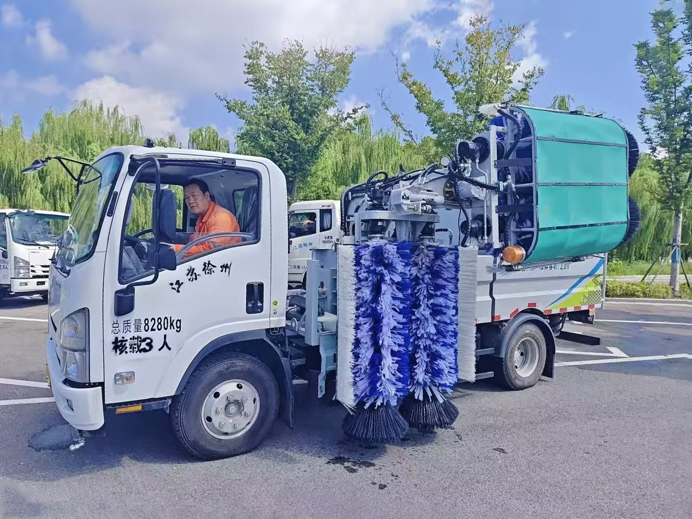 徐工護(hù)欄清洗車(chē)：智慧守護(hù)徐州經(jīng)開(kāi)區(qū)的“城市美學(xué)”