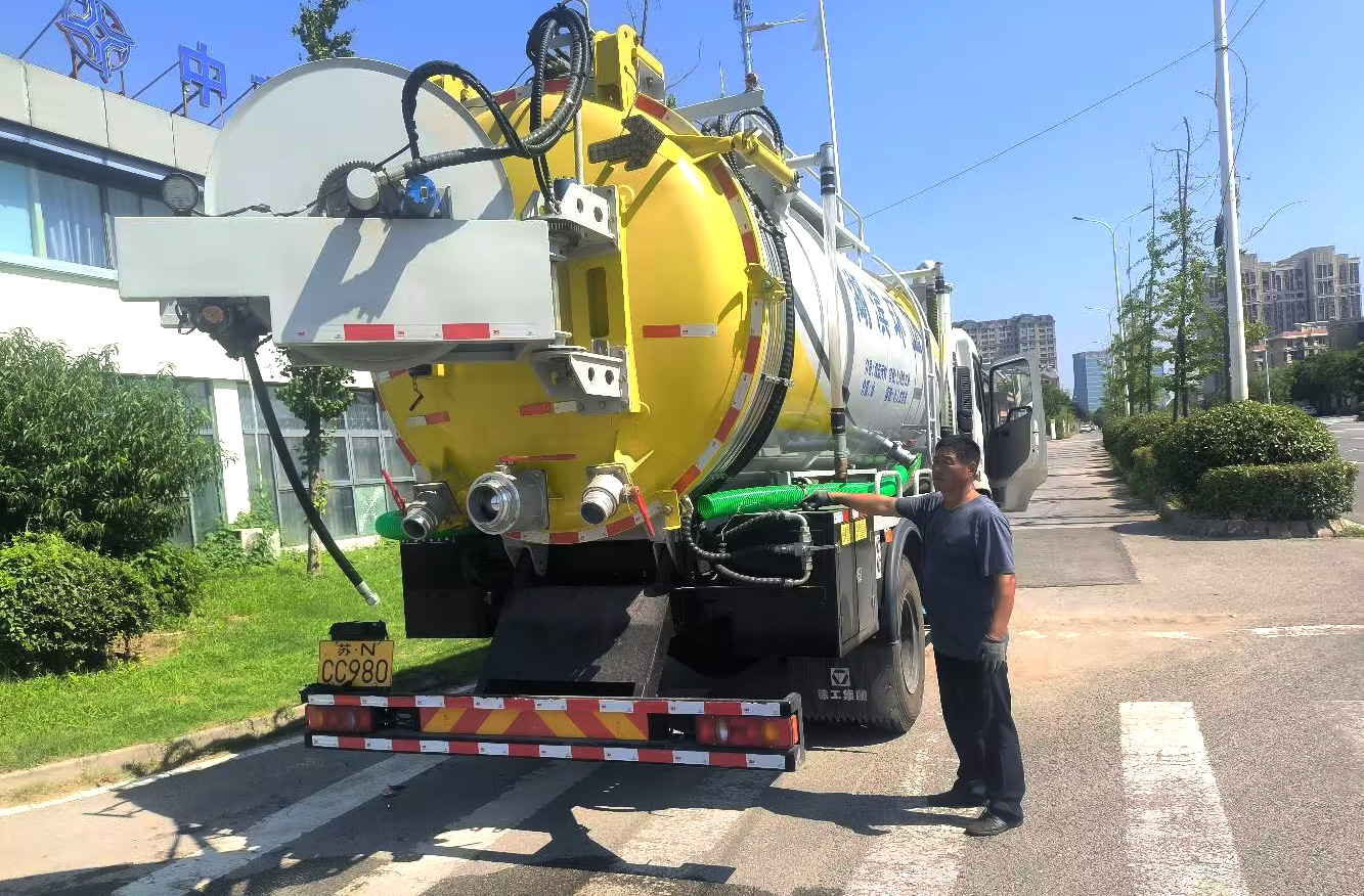 徐工吸污車(chē)保障江蘇宿遷城市管網(wǎng)安全高效運(yùn)行