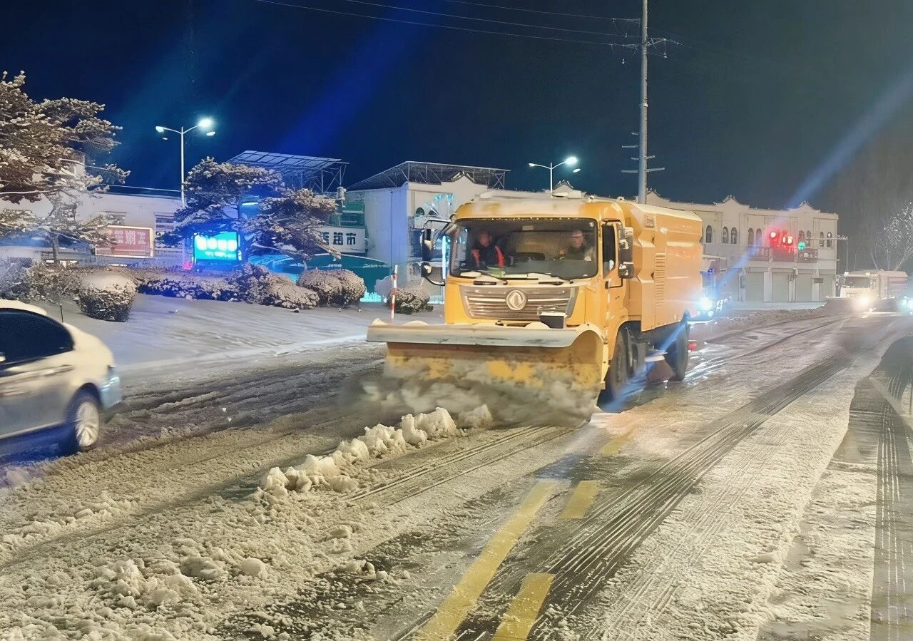 18小時(shí)連軸轉(zhuǎn)！徐工除雪設(shè)備硬核出擊保通暢