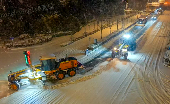 暴雪來襲！數(shù)十臺平地機(jī)集體出動，守護(hù)出行安全