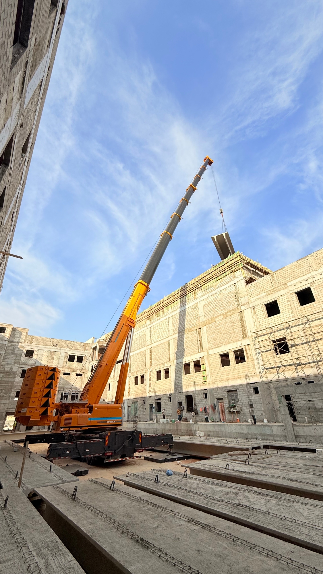 力擎千鈞，精準(zhǔn)入微：徐工XCA600L8_1起重機(jī)決勝沙特超高層吊裝