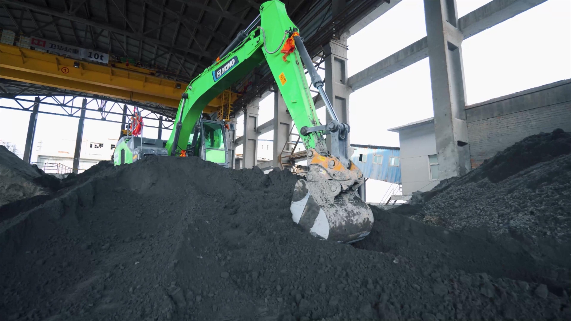 綠色動力護航安全施工！徐工XE215EV純電挖掘機閃耀甘肅磷礦基地