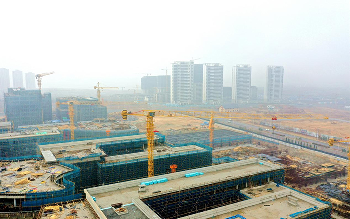 徐工群塔助力大連最大教育實(shí)體