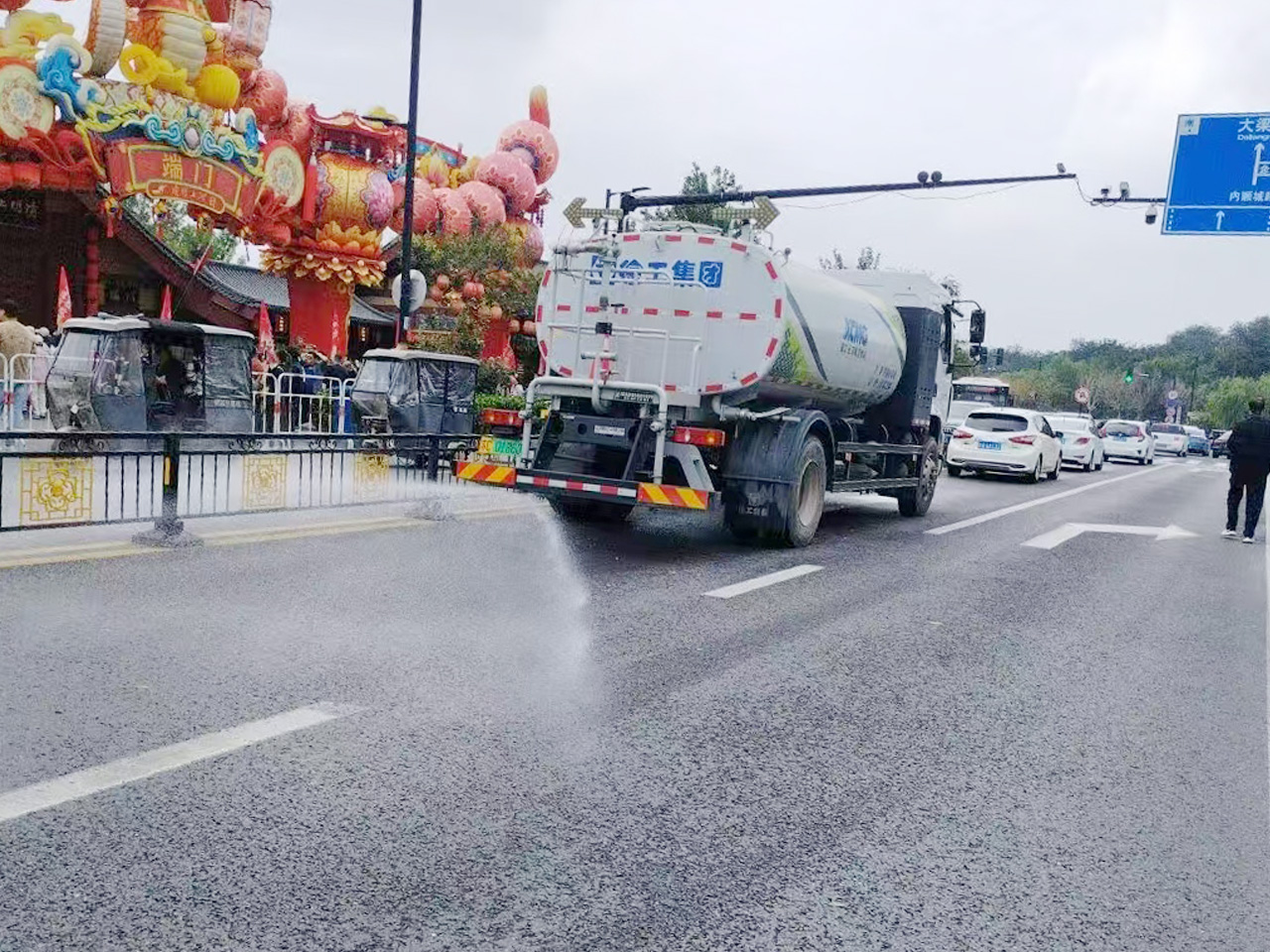 徐工灑水車(chē)在開(kāi)封：多模式作業(yè)守護(hù)城市潔凈與清新