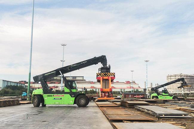 縱橫西北，馭“電”前行！徐工正面吊的綠色征途