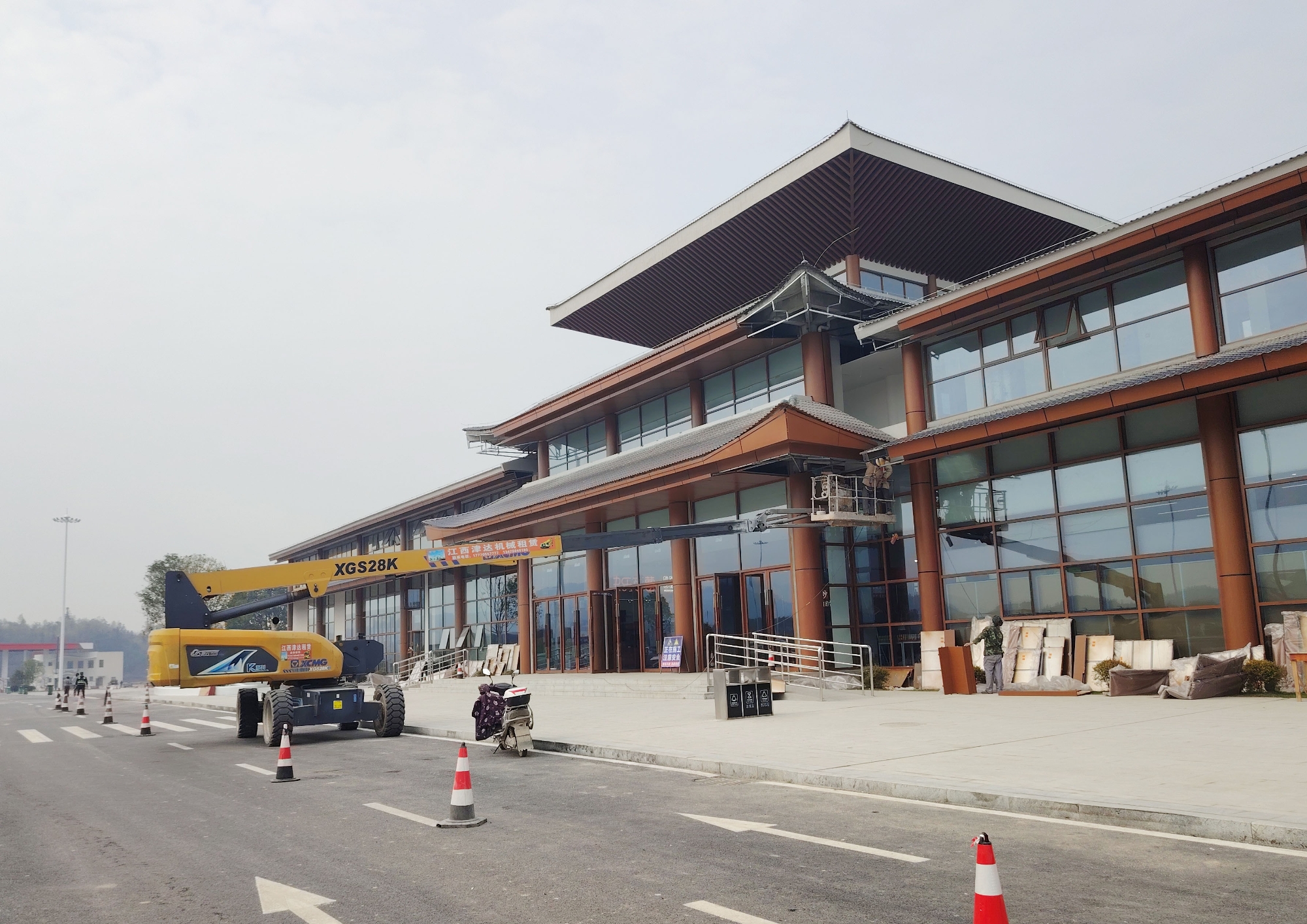 靈活高效筑通途！徐工XGS28K助力江西省吉安市峽江服務(wù)區(qū)施工