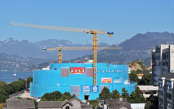 徐工XGT7026-12S1塔機(jī)助力三峽“智慧名片”封頂