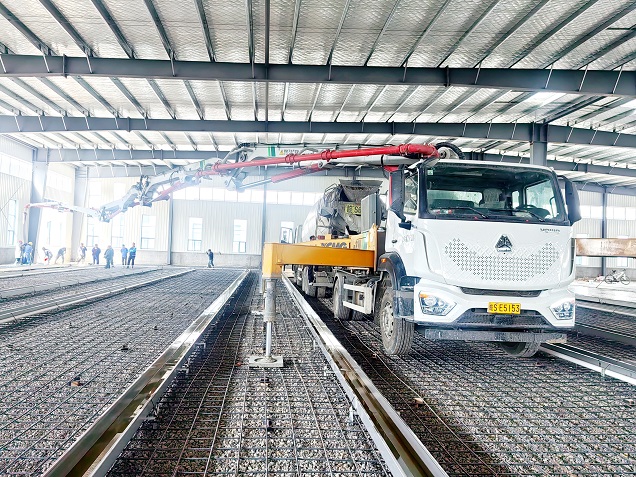 低展開(kāi)高度破解施工難題！徐工33米泵車(chē)廠房?jī)?nèi)狹小空間顯身手